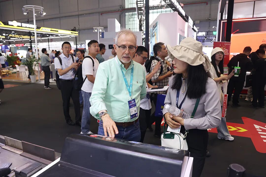 展會直擊｜迅鐳激光展臺閃耀2025上海工博會！(圖17)
