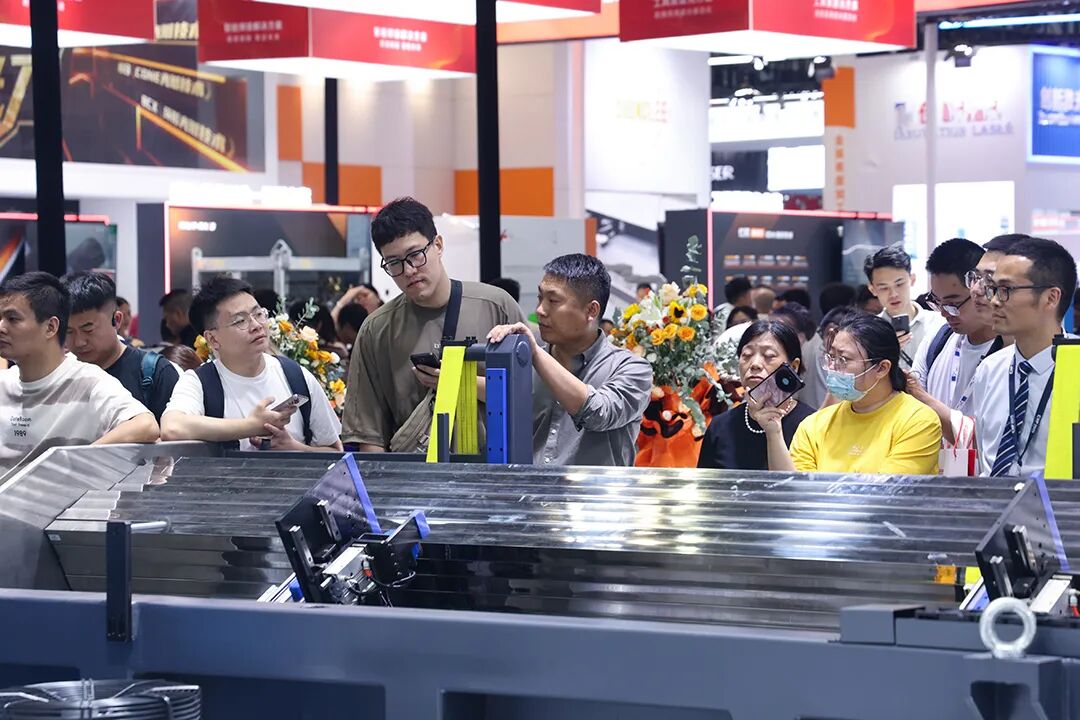 展會直擊｜迅鐳激光展臺閃耀2025上海工博會！(圖19)
